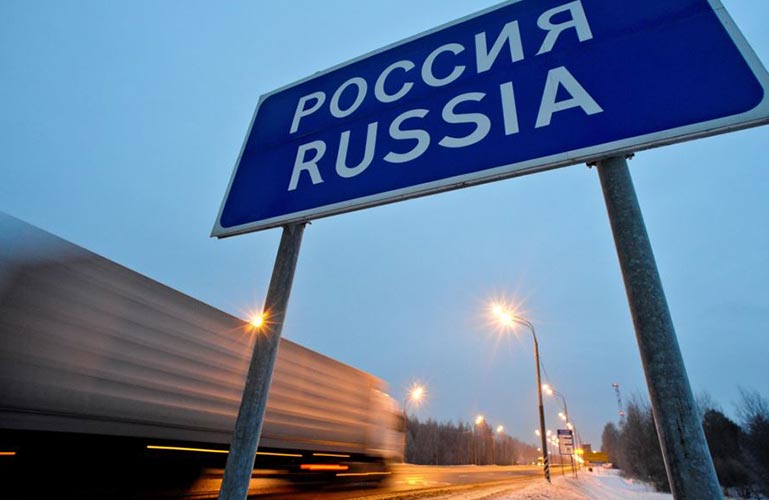 Грузовик с импортным товаром въезжает в Россию