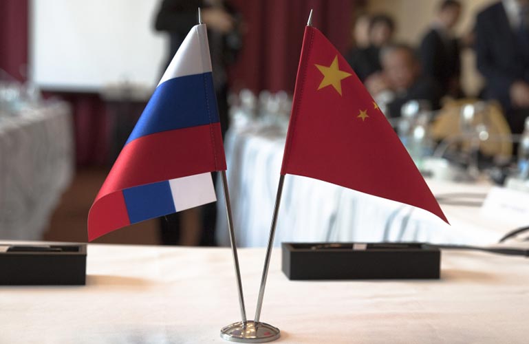 Флаги России и Китая на обсуждении таможенного взаимодействие России и Китая на МТФ 2018