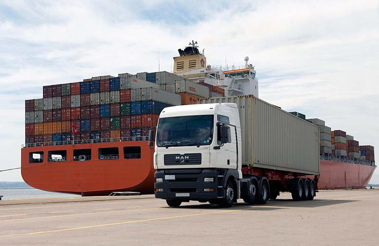 Прибывший контейнеровоз в порт с грузом и автомобиль, уже готовый к отправке