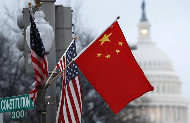 Американский и китайский флаги на фоне Капитолия